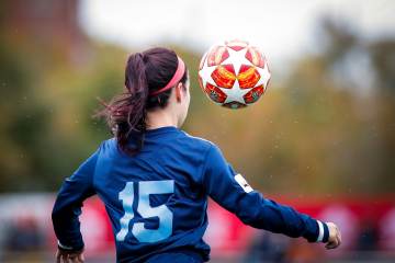 曼城有意挖角罗马的科内顶罗德里的缺，曼联谈不拢曼城来砸钱（配图示意）